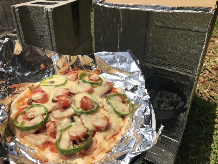 段ボールオーブンでピザ